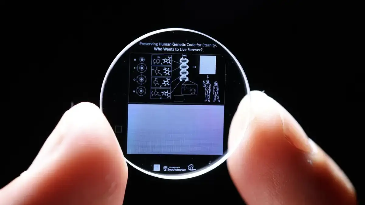 5d memory crystal, SPhotonix archiviazione, vetro dati, memoria del futuro, storage sostenibile, alternativa LTO, archiviazione petabyte