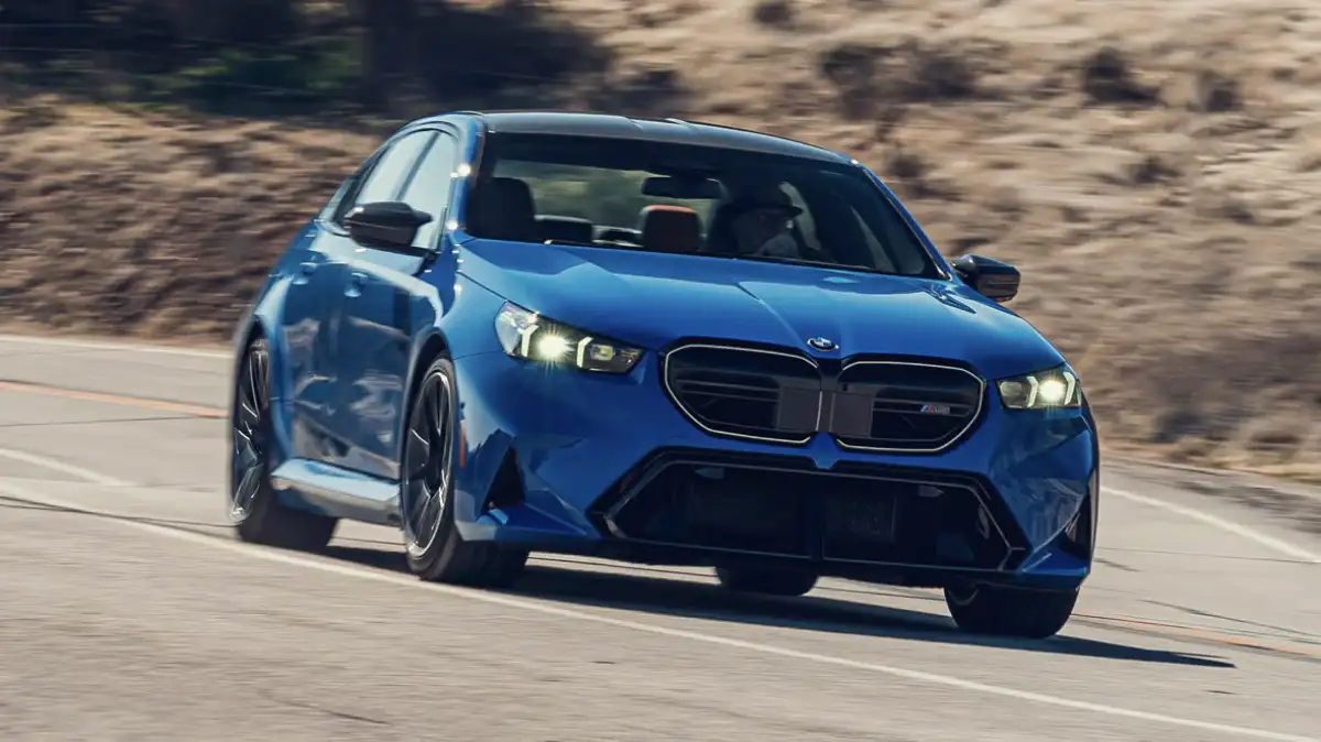 BMW M5 2025, auto ibrida plug-in, recensione BMW M5, super berlina ibrida, PHEV sportiva, auto premium, novità auto 2025