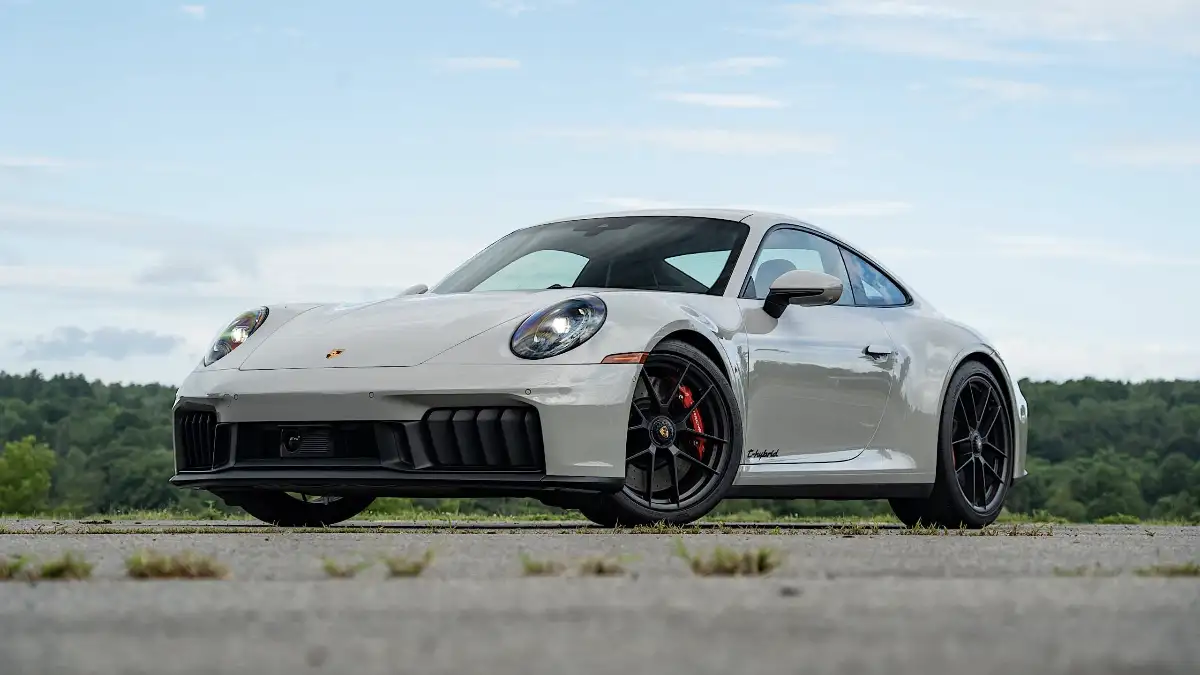 Porsche 911 GTS, auto ibride sportive, recensione Porsche, motore ibrido Porsche, T-Hybrid, auto sportive 2025, prestazioni auto