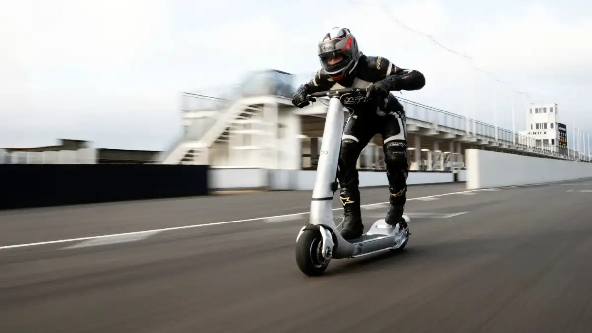 bo turbo, monopattino elettrico 100 mph, scooter più veloce del mondo, scooter vs tesla, scooter elettrico bo, formula 1 scooter, bo turbo prezzo