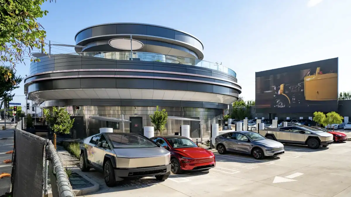 tesla diner, supercharger v4, ricarica elettrica, drive-in elettrico, auto elettriche, elon musk, mobilità sostenibile