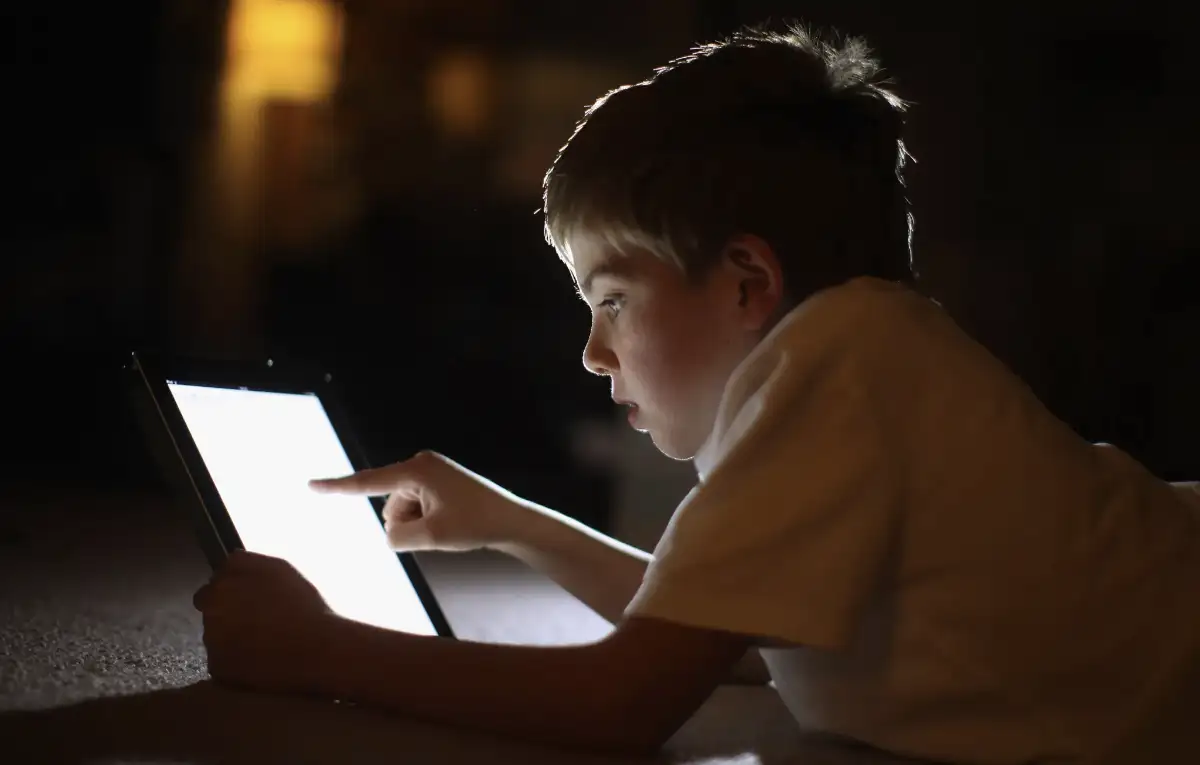 Regno Unito, uk online safety act, verifica età siti porno, legge protezione minori, privacy online, grindr reddit bluesky, sicurezza online, anonimato internet